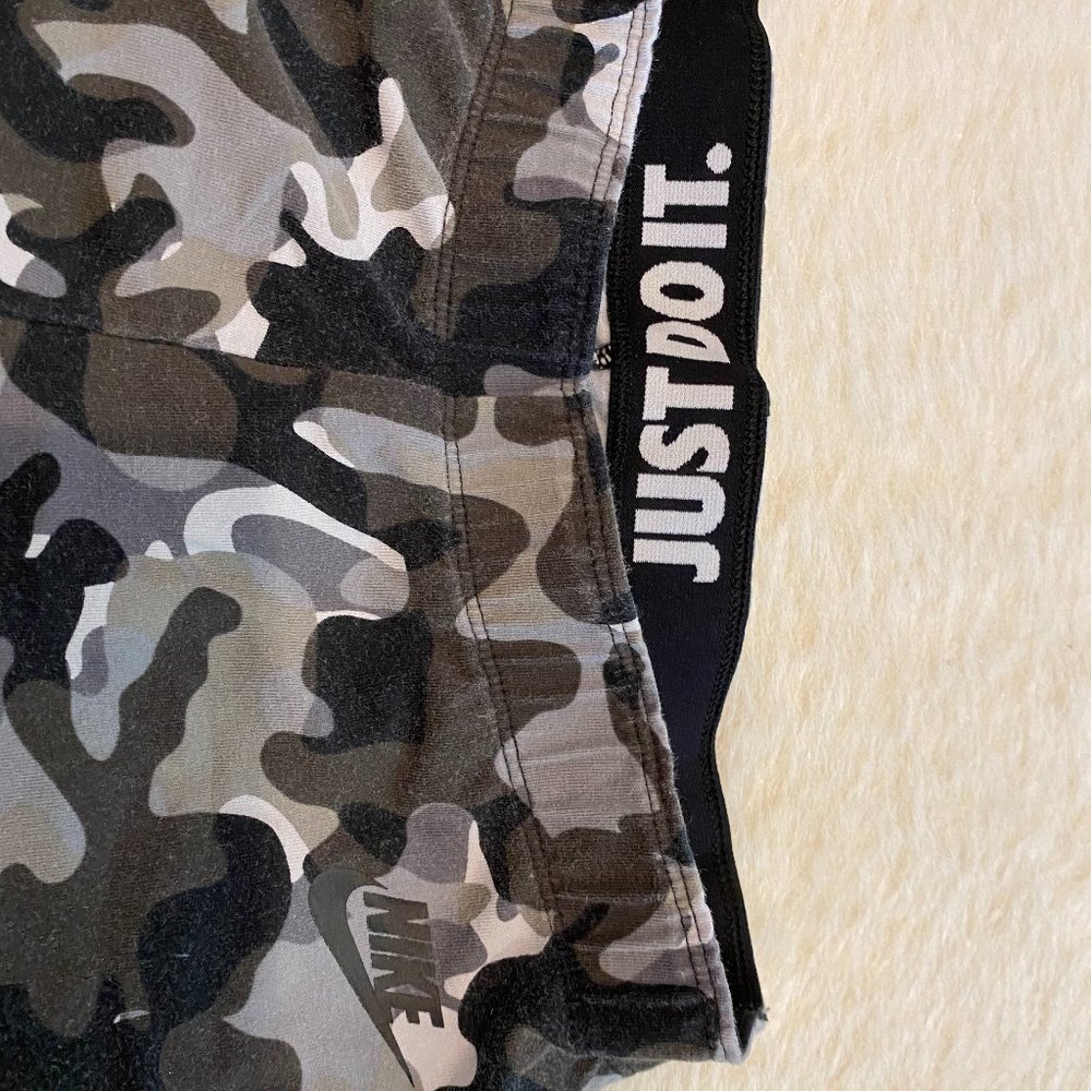 nike camo leggings, size medium